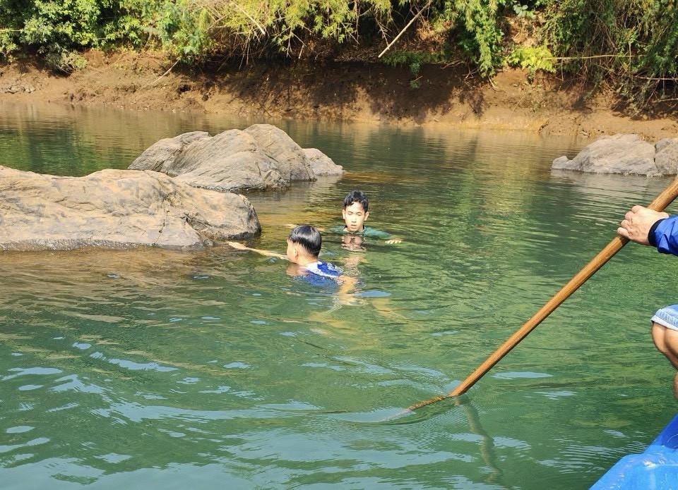 Chơi ở cửa xả lòng hồ thủy điện, 3 bé gái ở Bình Phước bị nước cuốn trôi - ảnh 1