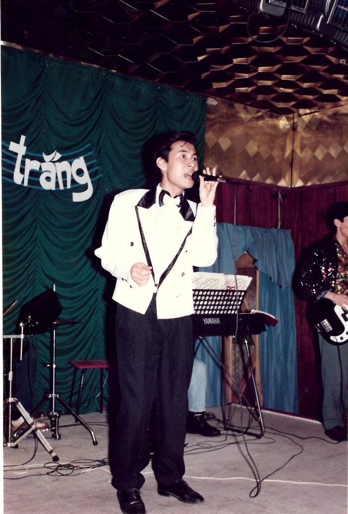 Ca sĩ Việt làm phục vụ nhà hàng, lên sân khấu hát 1 bài mà tậu nhà tương đương 2000 cây vàng - ảnh 1