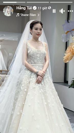 Một hot mom nổi tiếng mặc váy cưới nửa tỷ giống Son Ye Jin, dân tình đồn đoán sắp tổ chức cưới chồng lần 3? - ảnh 1