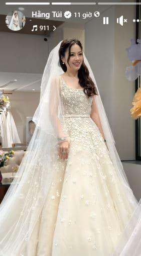 Một hot mom nổi tiếng mặc váy cưới nửa tỷ giống Son Ye Jin, dân tình đồn đoán sắp tổ chức cưới chồng lần 3? - ảnh 4