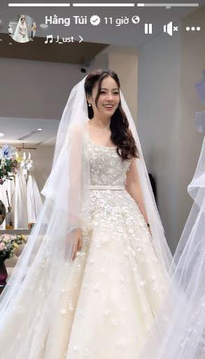 Một hot mom nổi tiếng mặc váy cưới nửa tỷ giống Son Ye Jin, dân tình đồn đoán sắp tổ chức cưới chồng lần 3? - ảnh 5