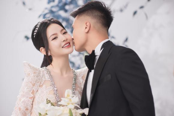 Bộ ảnh cưới của Quang Hải và Chu Thanh Huyền, lộ khoảnh khắc ''môi kề môi'' cực tình - ảnh 3