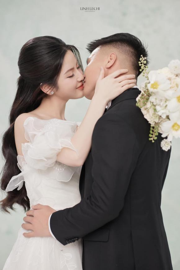 Bộ ảnh cưới của Quang Hải và Chu Thanh Huyền, lộ khoảnh khắc ''môi kề môi'' cực tình - ảnh 2