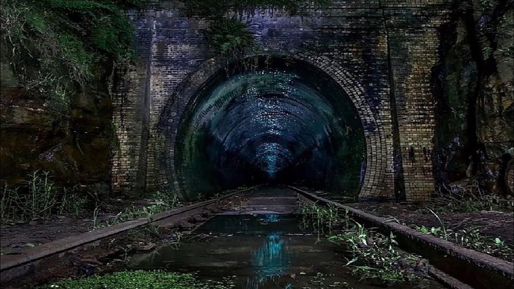 Đường hầm bị bỏ hoang cả thế kỷ bỗng hút khách vì xuất hiện một vệt sáng kỳ lạ - ảnh 7