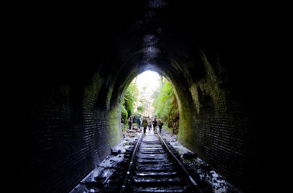 Đường hầm bị bỏ hoang cả thế kỷ bỗng hút khách vì xuất hiện một vệt sáng kỳ lạ - ảnh 5
