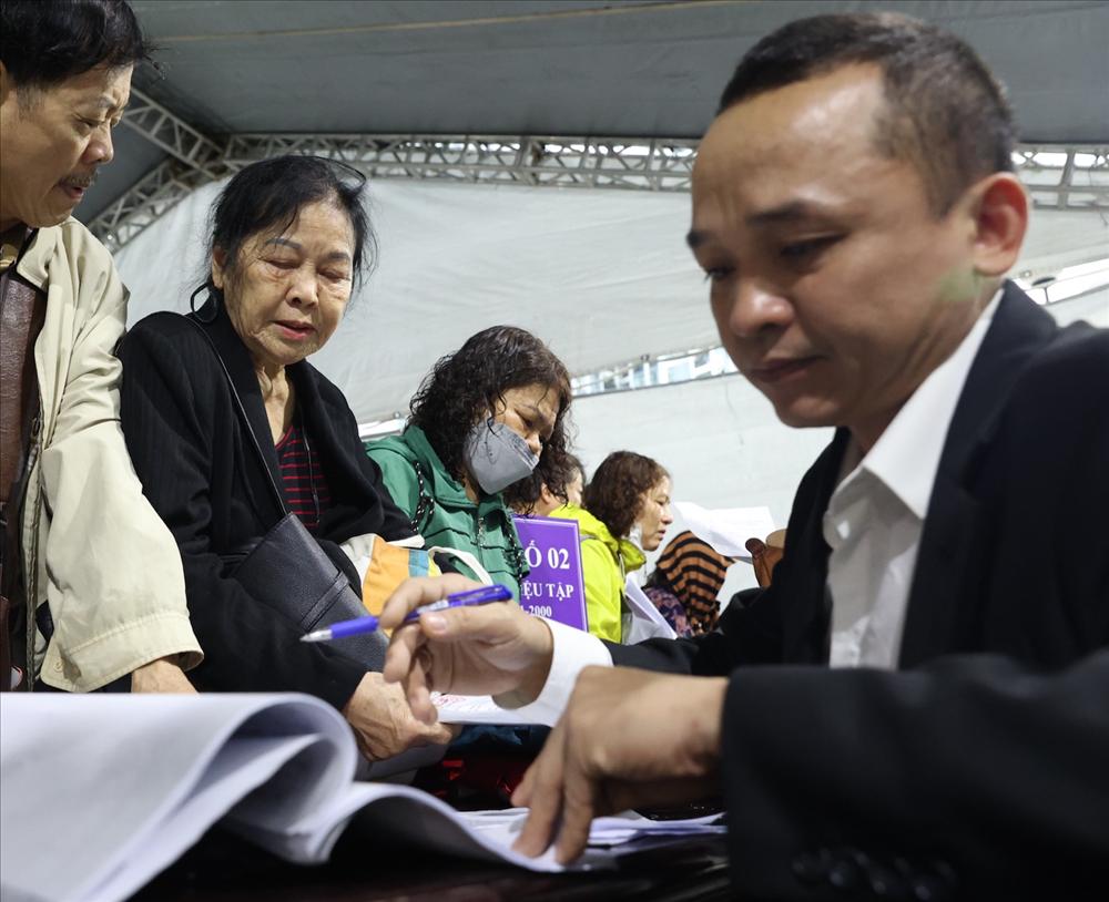Cả nghìn nhà đầu tư đội mưa đến tòa dự phiên xử vụ Tân Hoàng Minh - ảnh 4