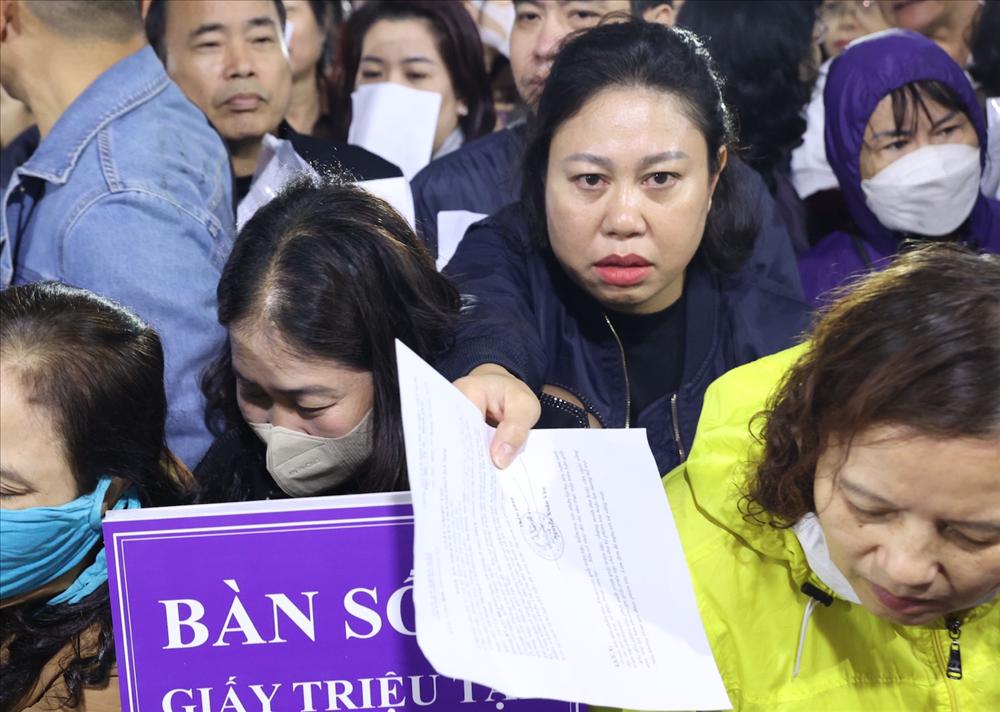 Cả nghìn nhà đầu tư đội mưa đến tòa dự phiên xử vụ Tân Hoàng Minh - ảnh 2