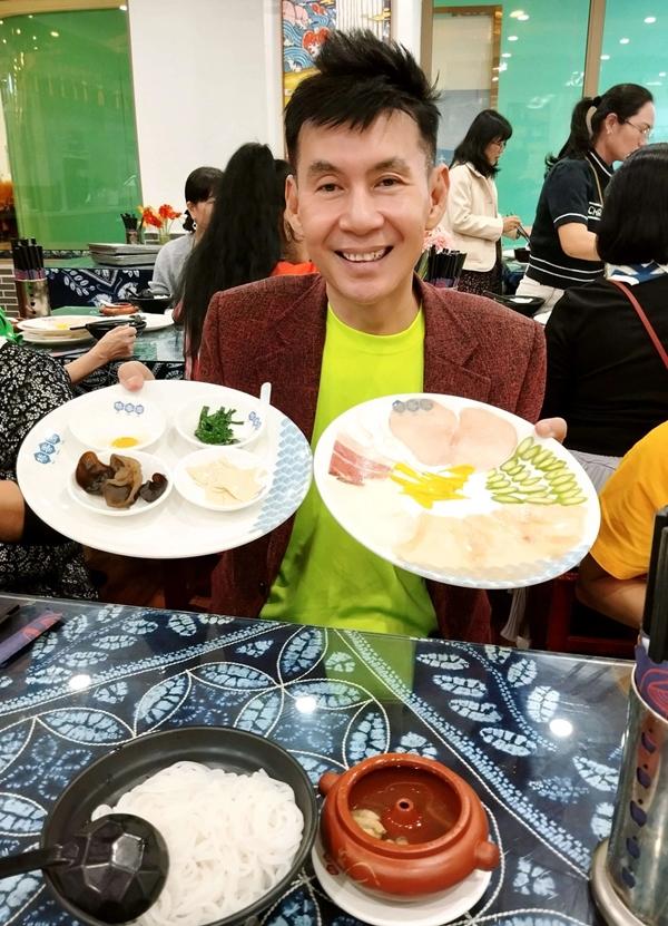 Khách Việt thưởng thức món bún 'ngon miệng đã mắt sướng tai' ở Trung Quốc - ảnh 1