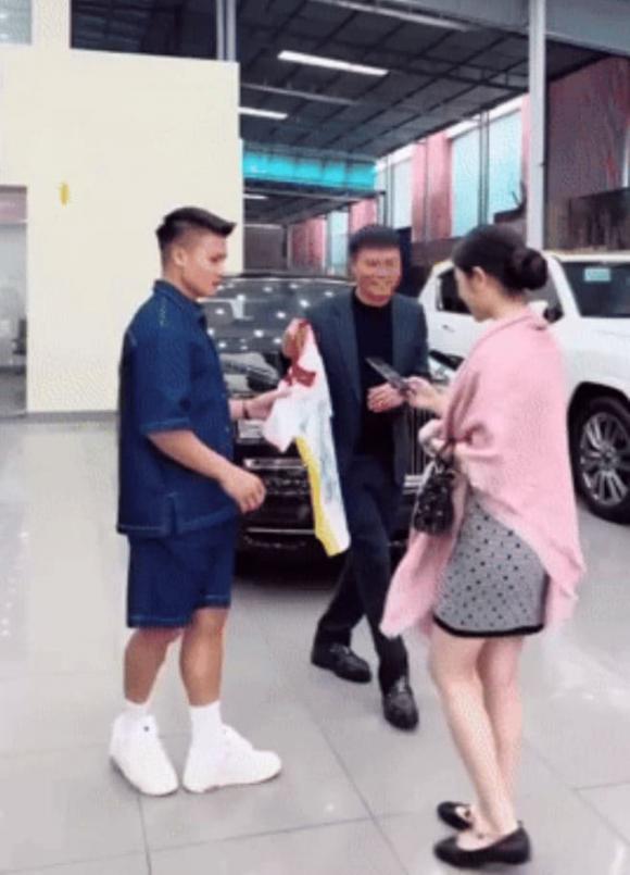 Chu Thanh Huyền và Quang Hải bị bắt gặp, khẩn khoản nhờ dân mạng một việc trước đám cưới - ảnh 1