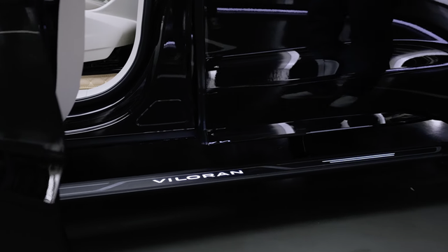 Trấn Thành sắm VW Viloran bản base nhưng có trang bị khủng hơn bản full: Ghế thương gia xoay 360 độ, sàn gỗ, trần sao kiểu Rolls-Royce - ảnh 10