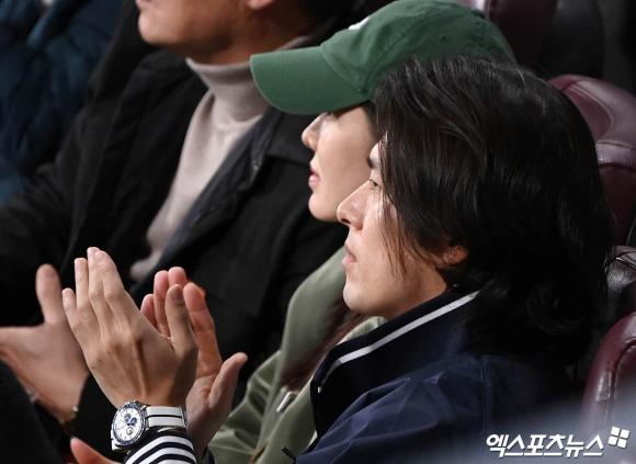 Vợ chồng Son Ye Jin hẹn hò trên sân bóng: Hyun Bin bị soi diện mạo ông chú với mái tóc dài - ảnh 4