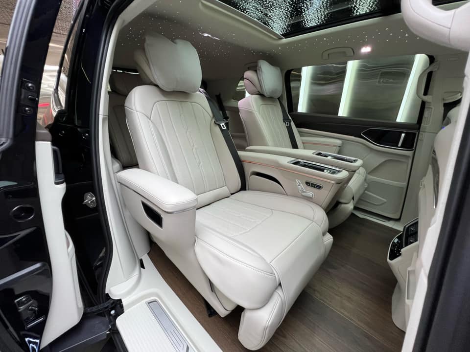 Trấn Thành sắm VW Viloran bản base nhưng có trang bị khủng hơn bản full: Ghế thương gia xoay 360 độ, sàn gỗ, trần sao kiểu Rolls-Royce - ảnh 8