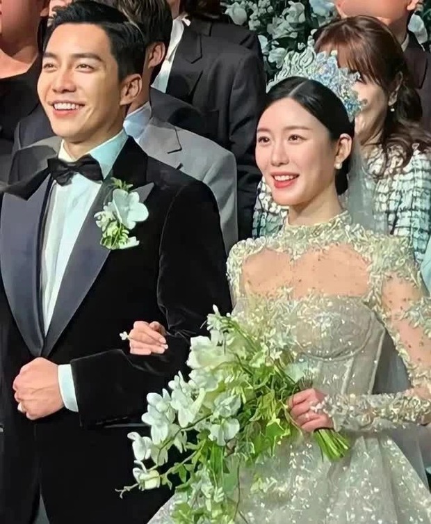 Mỹ nhân hạng A nói gì về màn lên đồ chói lọi cố “giật” spotlight ở hôn lễ của em gái và Lee Seung Gi? - ảnh 5