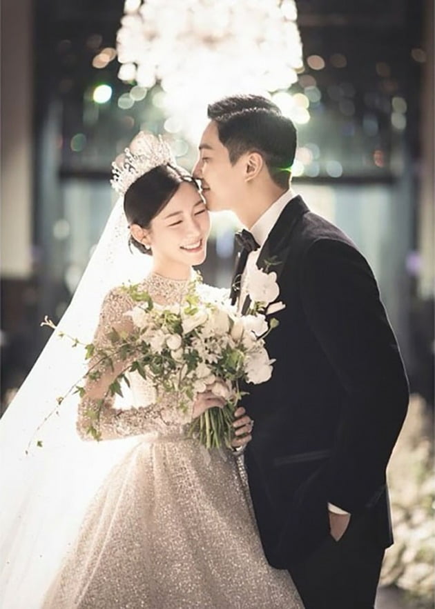 Mỹ nhân hạng A nói gì về màn lên đồ chói lọi cố “giật” spotlight ở hôn lễ của em gái và Lee Seung Gi? - ảnh 4