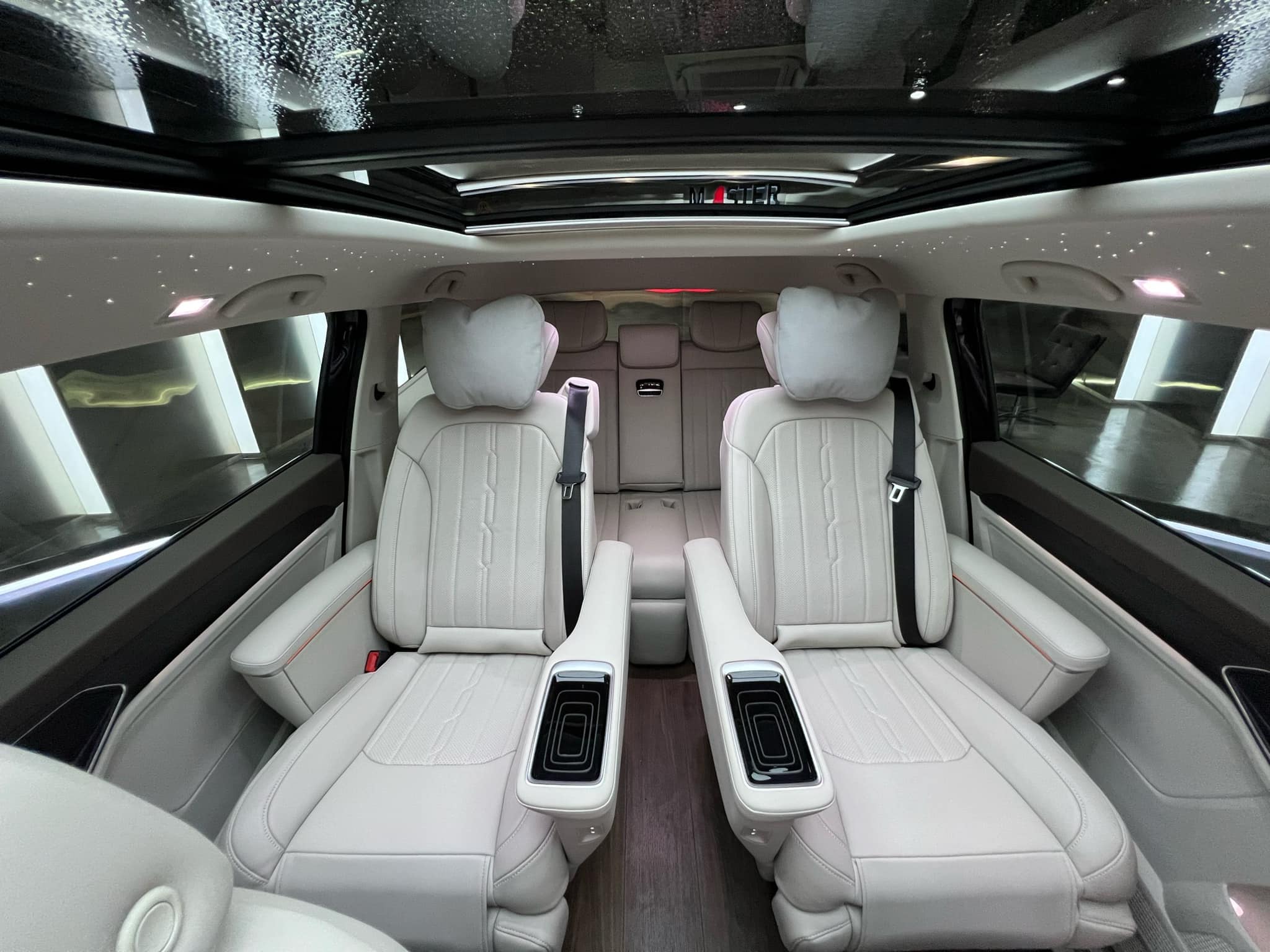 Trấn Thành sắm VW Viloran bản base nhưng có trang bị khủng hơn bản full: Ghế thương gia xoay 360 độ, sàn gỗ, trần sao kiểu Rolls-Royce - ảnh 5