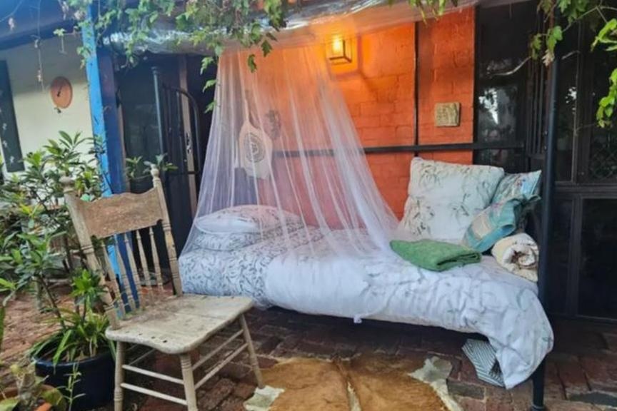 Phòng Airbnb không có gì ngoài 1 cái giường, 2 cái màn ở Australia - ảnh 1