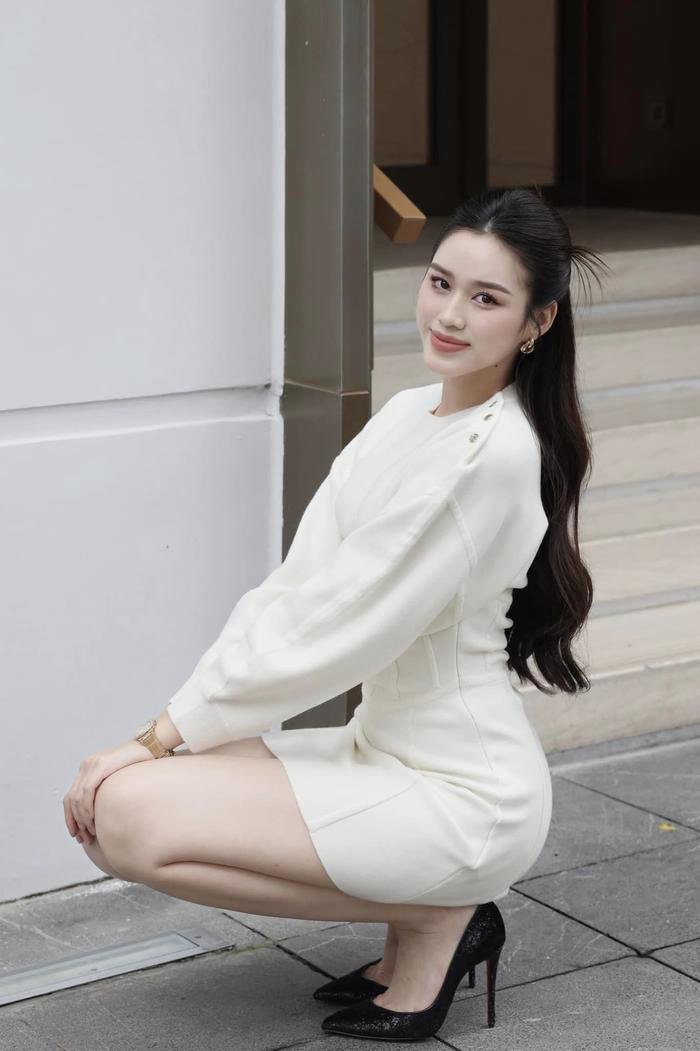 Hoa hậu Đỗ Thị Hà đổi phong cách ''phú bà'' khi lên chức CEO ở tuổi 22 - ảnh 2