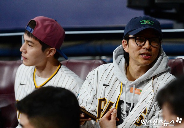 Son Ye Jin - Hyun Bin trốn con hẹn hò xem bóng chày, nhưng bất ngờ bị 1 cặp sao hạng A 