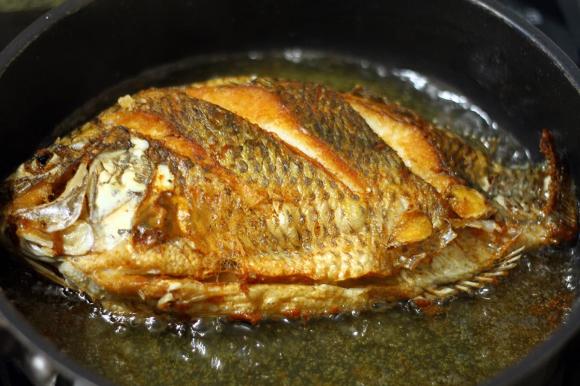 Việc rán cá trước khi nấu canh có thực sự cần thiết? Người nội trợ thông minh mách cách này để chống tanh - ảnh 1