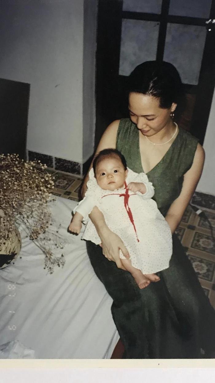 NSND Lê Khanh kể chuyện sinh con: Bình tĩnh trang điểm, xịt nước hoa khi trở dạ - ảnh 3