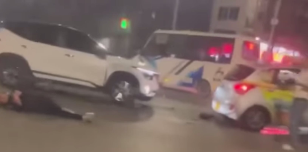Hà Nội: Ô tô hất văng xe máy dừng chờ đèn đỏ, hai người bị thương nặng - ảnh 1