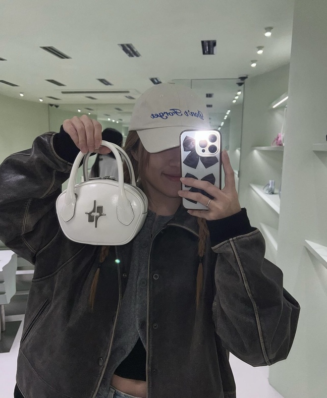 Túi local brand cháy hàng liên tục ở Hàn: Đang xâm chiếm Instagram hội gái xinh, hợp mọi style nhờ phom cool - ảnh 1