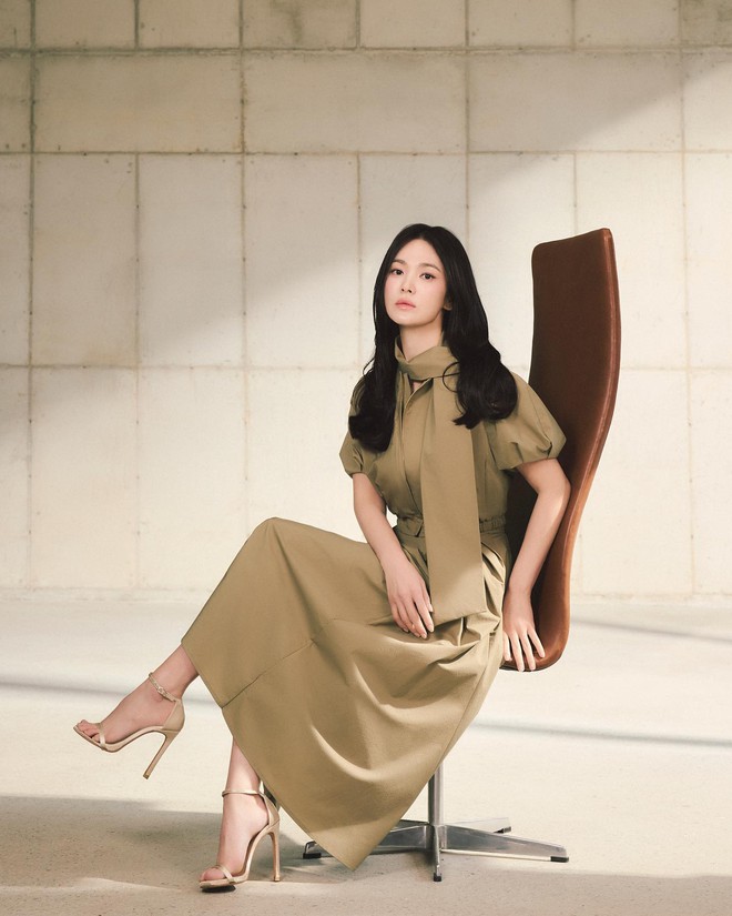 Phụ nữ trên 40 tuổi học được gì từ phong cách diện váy của Song Hye Kyo? - ảnh 10