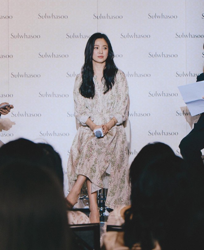 Phụ nữ trên 40 tuổi học được gì từ phong cách diện váy của Song Hye Kyo? - ảnh 7
