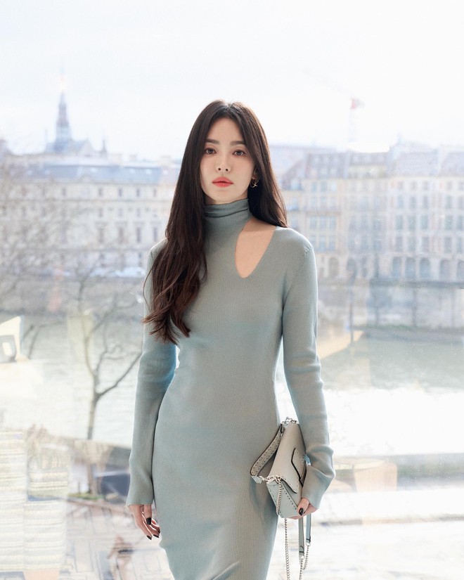 Phụ nữ trên 40 tuổi học được gì từ phong cách diện váy của Song Hye Kyo? - ảnh 3