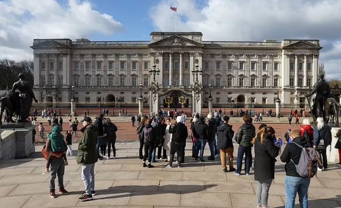 Người dân lo lắng, tập trung bên ngoài Cung điện Buckingham sau thông báo Công nương Kate mắc ung thư - ảnh 4