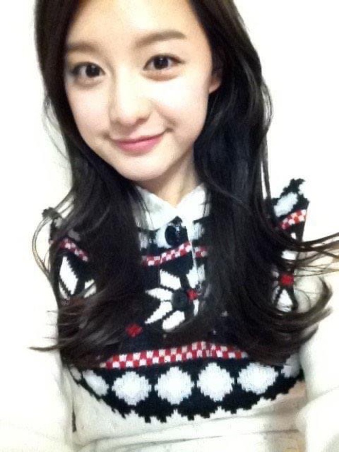 Loạt ảnh selfie thời niên thiếu trong trẻo của Kim Ji Won - ảnh 1