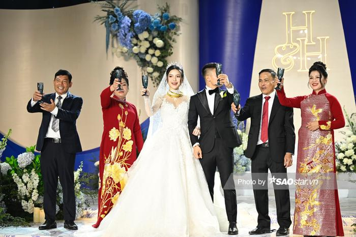 Cô dâu Chu Thanh Huyền đeo vàng nặng trĩu theo trong ngày theo Quang Hải về dinh - ảnh 6
