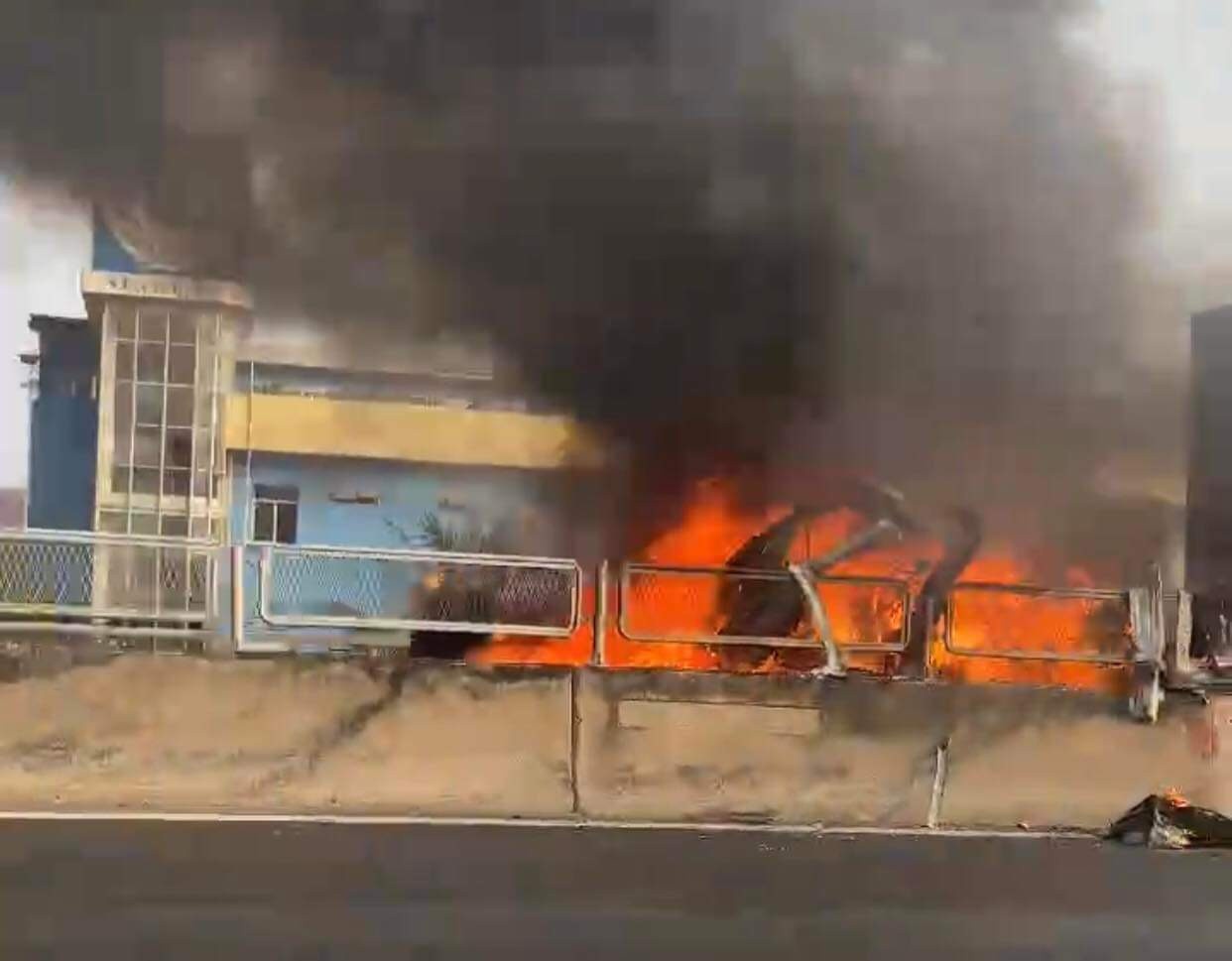 Cháy xe container ở cầu Phú Mỹ, giao thông Thủ Đức qua quận 7 tê liệt - ảnh 1