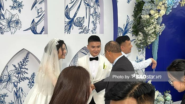HLV Park Hang Seo cùng Văn Hậu tới dự đám cưới Quang Hải, nắm chặt tay học trò như dặn dò điều gì đó - ảnh 2