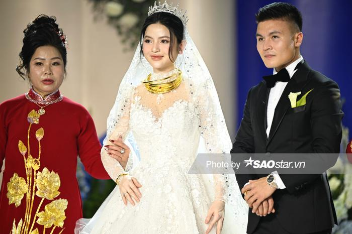 Cô dâu Chu Thanh Huyền đeo vàng nặng trĩu theo trong ngày theo Quang Hải về dinh - ảnh 2