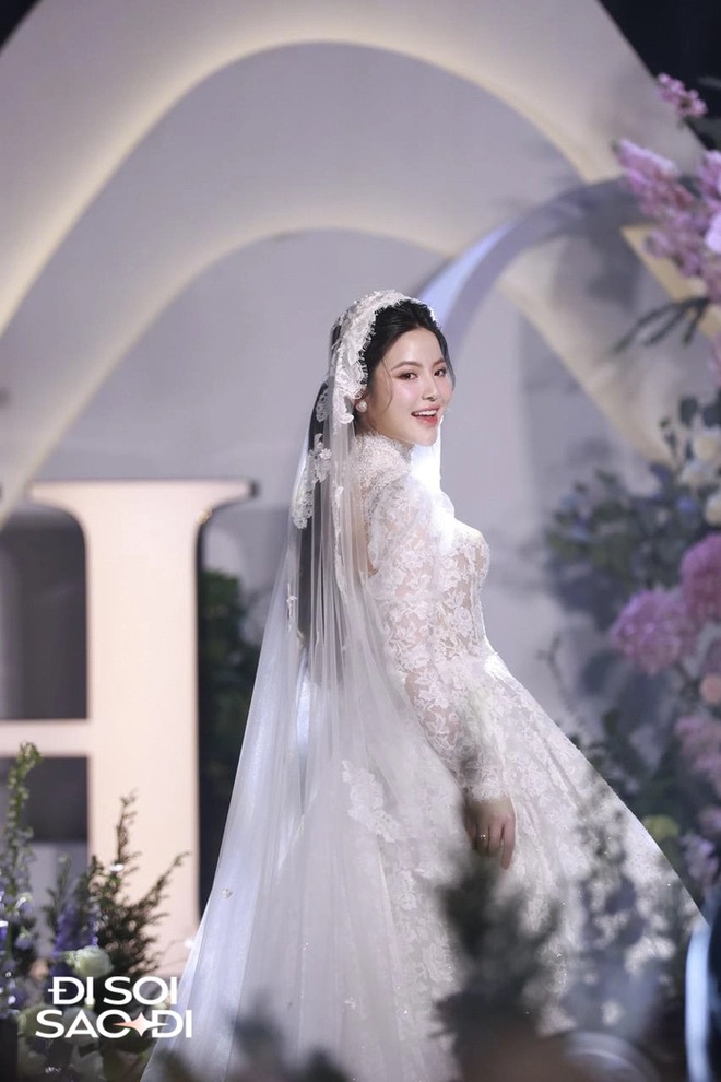 Cận cảnh váy cưới 150 triệu của Chu Thanh Huyền, phiên bản chính thức có gì khác với thiết kế gốc? - ảnh 2