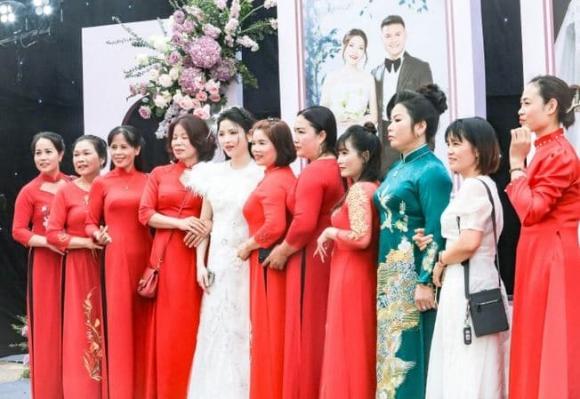 Cập nhật đám cưới Quang Hải và Chu Thanh Huyền: Chú rể nắm chặt tay vợ không rời, cô dâu diện váy cưới 150 triệu - ảnh 4