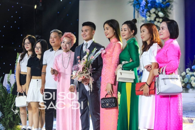 Bó hoa Quang Hải cầm đi trao cho Chu Thanh Huyền trong ngày cưới: Ý nghĩa đặc biệt với ước mong hôn nhân không còn sóng gió - ảnh 4