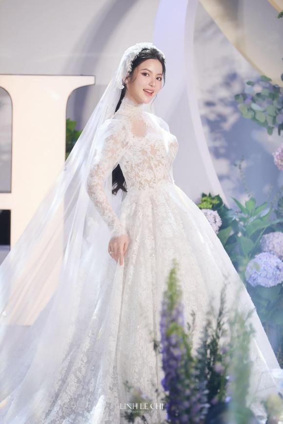 Cập nhật đám cưới Quang Hải và Chu Thanh Huyền: Chú rể nắm chặt tay vợ không rời, cô dâu diện váy cưới 150 triệu - ảnh 21