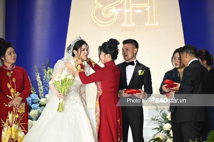 Cô dâu Chu Thanh Huyền đeo vàng nặng trĩu theo trong ngày theo Quang Hải về dinh - ảnh 1