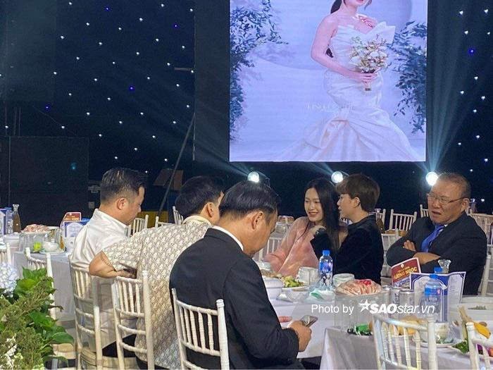 HLV Park Hang Seo cùng Văn Hậu tới dự đám cưới Quang Hải, nắm chặt tay học trò như dặn dò điều gì đó - ảnh 7