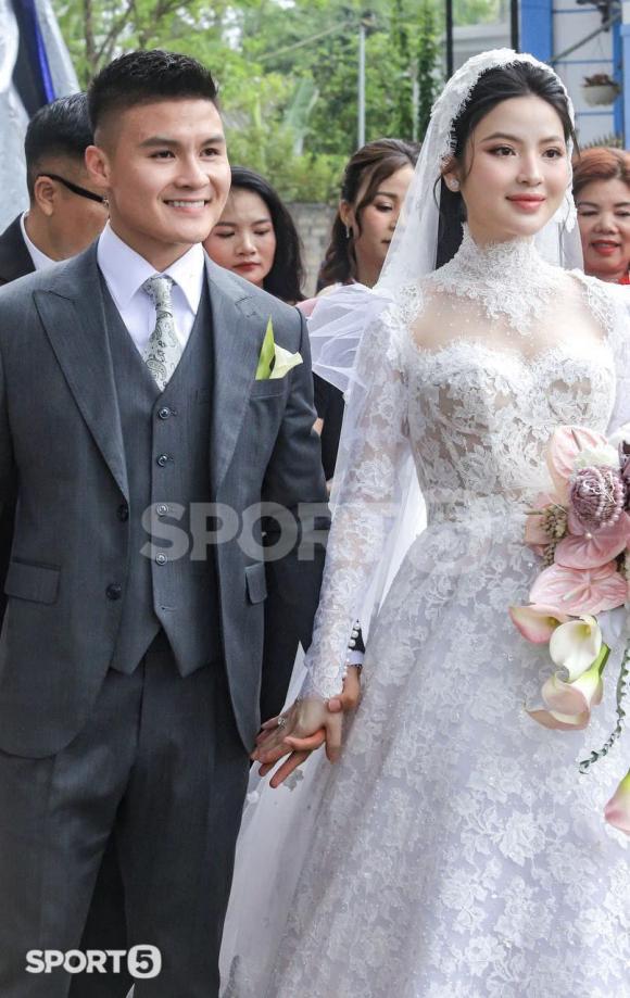 Cập nhật đám cưới Quang Hải và Chu Thanh Huyền: Chú rể nắm chặt tay vợ không rời, cô dâu diện váy cưới 150 triệu - ảnh 25