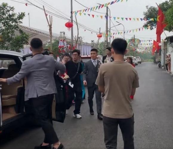 Cập nhật đám cưới Quang Hải và Chu Thanh Huyền: Chú rể nắm chặt tay vợ không rời, cô dâu diện váy cưới 150 triệu - ảnh 9