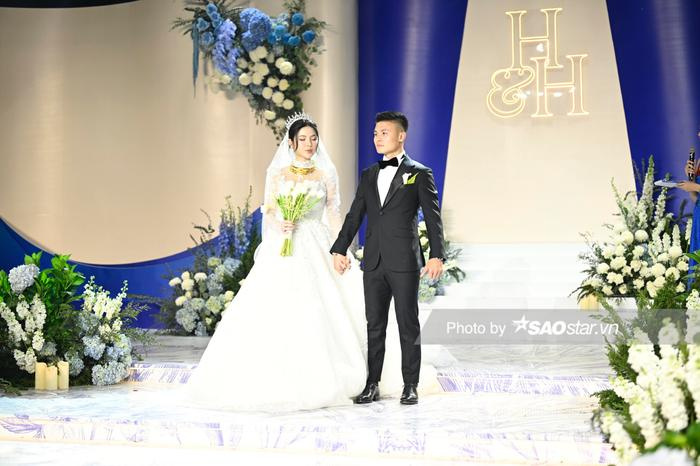 Cô dâu Chu Thanh Huyền đeo vàng nặng trĩu theo trong ngày theo Quang Hải về dinh - ảnh 4
