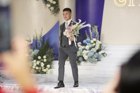 Cập nhật đám cưới Quang Hải và Chu Thanh Huyền: Chú rể nắm chặt tay vợ không rời, cô dâu diện váy cưới 150 triệu - ảnh 34