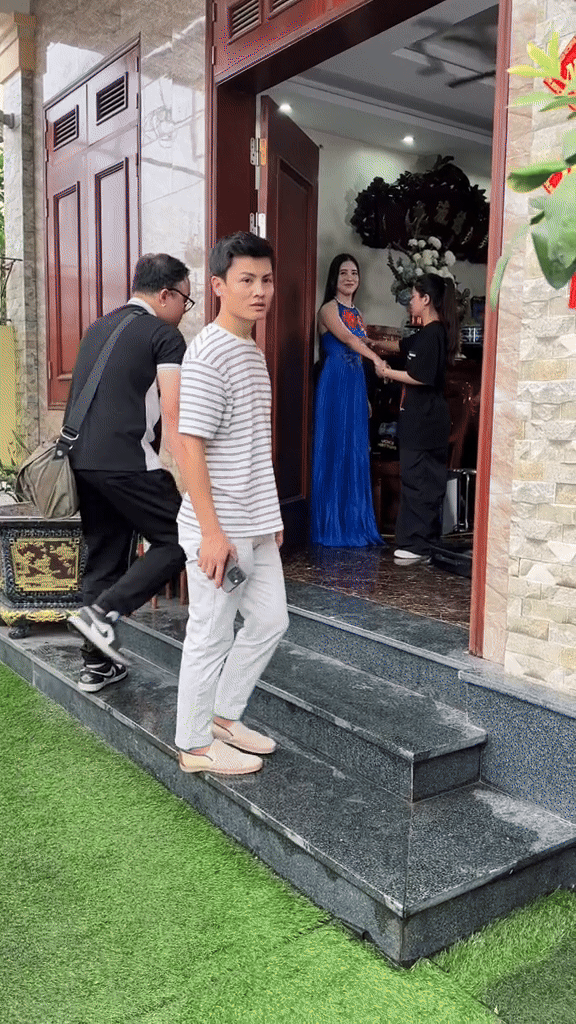 Anh trai Quang Hải bỗng viral trên MXH: Mặc đồ basic vẫn thu hút, visual sáng trưng không kém chú rể là bao - ảnh 2