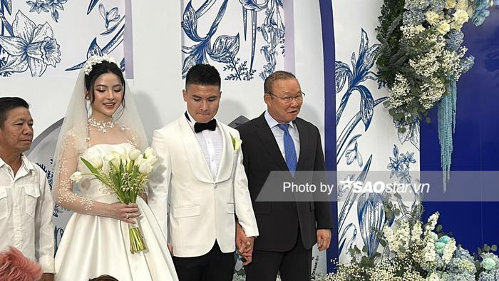 HLV Park Hang Seo cùng Văn Hậu tới dự đám cưới Quang Hải, nắm chặt tay học trò như dặn dò điều gì đó - ảnh 5