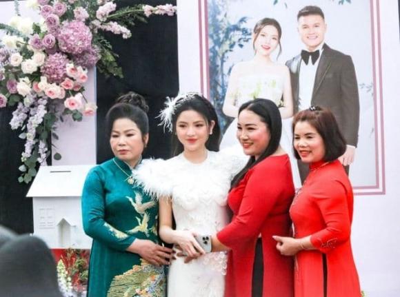 Cập nhật đám cưới Quang Hải và Chu Thanh Huyền: Chú rể nắm chặt tay vợ không rời, cô dâu diện váy cưới 150 triệu - ảnh 5