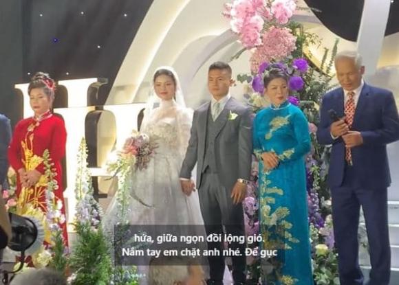 Cập nhật đám cưới Quang Hải và Chu Thanh Huyền: Chú rể nắm chặt tay vợ không rời, cô dâu diện váy cưới 150 triệu - ảnh 26