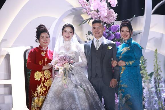 Cập nhật đám cưới Quang Hải và Chu Thanh Huyền: Chú rể nắm chặt tay vợ không rời, cô dâu diện váy cưới 150 triệu - ảnh 32